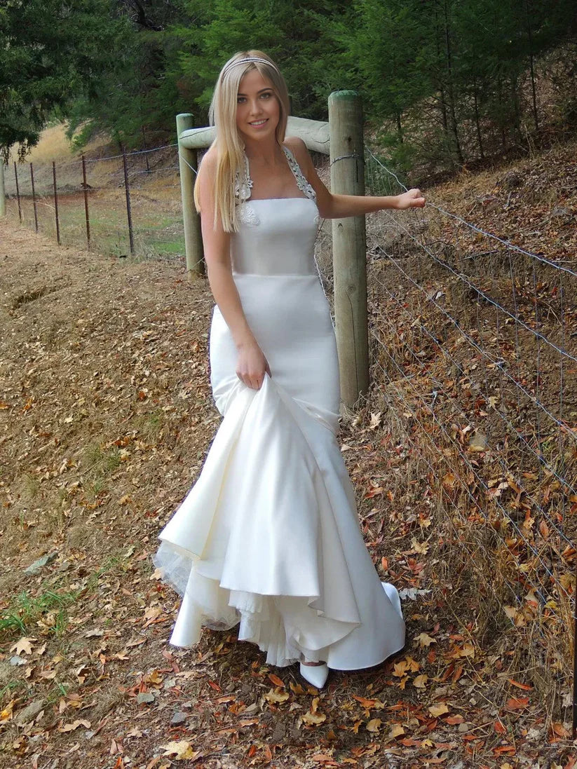 Vestido de novia blanco sencillo de satén sin mangas con cuello halter y corte sirena